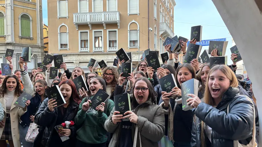 Le fan in attesa della scrittrice Hazel Riley