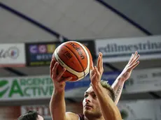 Agenzia Candussi - CRUCCU - MESTRE VIA VENDRAMIN - MESTRE BASKET MASCHILE REYER(ROSSO) VS PESARO(BIANCO). IN AZIONE PER LA REYER IL NUMERO 7 TONUT.