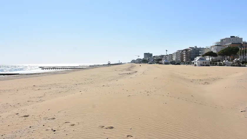 CARRAI - TOMMASELLA - JESOLO - SPIAGGIA DESERTA
