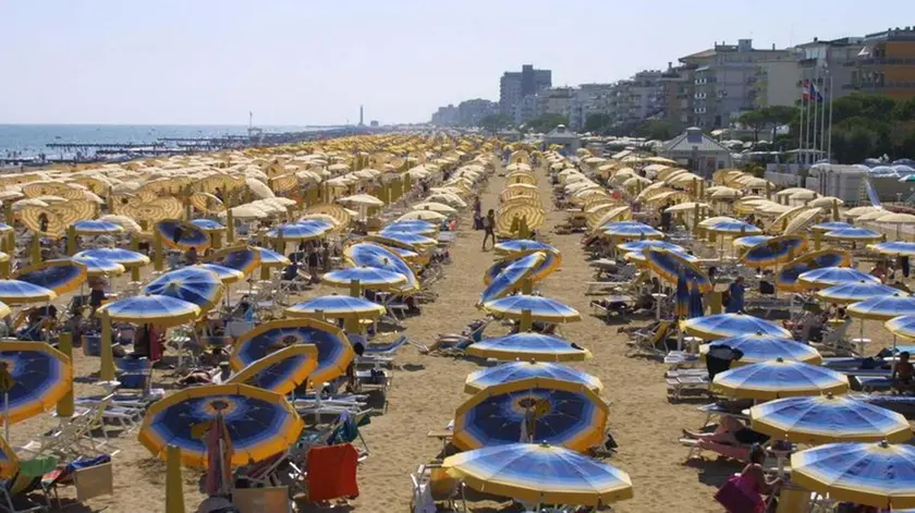 Jesolo (VE):.La spiaggia..02/08/2001 © Light Image Studio..Morsego.