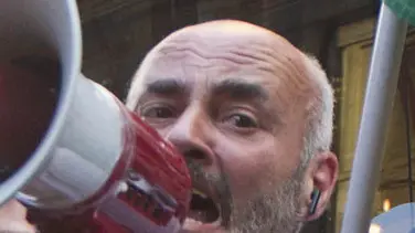 Un momento della manifestazione degli indignati oggi 12 ottobre 2011 a Roma. ''Non portare con se' bandiere e simboli di partito, movimenti o sindacati, ma solo la bandiera italiana e la costituzione. Non agire in modo violento''. Questo il manifesto degli 'indignati tricolori' che oggi hanno bloccato il traffico in via del Corso, a Roma, dopo essersi dati appuntamento tramite la rete. Questa sera, alle 20:30, e' previsto anche un convegno pubblico in piazza Montecitorio dal titolo ''I costi impropri della politica''. ''Siamo venuti a Roma da tutta Italia in sostegno di Gaetano Ferrieri - dicono i manifestanti - che dal 4 giugno sta facendo lo sciopero della fame per chiedere l'abolizione dei privilegi per i parlamentari''. Il corteo, inizialmente diretto verso piazza Venezia, e' stato dirottato a piazza SS Apostoli dove si sono verificati momenti di tensione con la polizia. ANSA/MASSIMO PERCOSSI