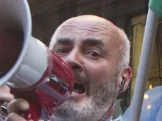 Un momento della manifestazione degli indignati oggi 12 ottobre 2011 a Roma. ''Non portare con se' bandiere e simboli di partito, movimenti o sindacati, ma solo la bandiera italiana e la costituzione. Non agire in modo violento''. Questo il manifesto degli 'indignati tricolori' che oggi hanno bloccato il traffico in via del Corso, a Roma, dopo essersi dati appuntamento tramite la rete. Questa sera, alle 20:30, e' previsto anche un convegno pubblico in piazza Montecitorio dal titolo ''I costi impropri della politica''. ''Siamo venuti a Roma da tutta Italia in sostegno di Gaetano Ferrieri - dicono i manifestanti - che dal 4 giugno sta facendo lo sciopero della fame per chiedere l'abolizione dei privilegi per i parlamentari''. Il corteo, inizialmente diretto verso piazza Venezia, e' stato dirottato a piazza SS Apostoli dove si sono verificati momenti di tensione con la polizia. ANSA/MASSIMO PERCOSSI