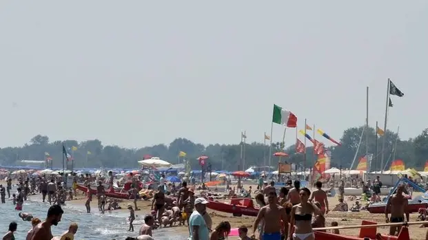 DE POLO - DINO TOMMASELLA - BIBIONE - LA SPIAGGIA INVASA DAI BAGNANTI