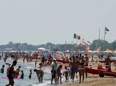 DE POLO - DINO TOMMASELLA - BIBIONE - LA SPIAGGIA INVASA DAI BAGNANTI