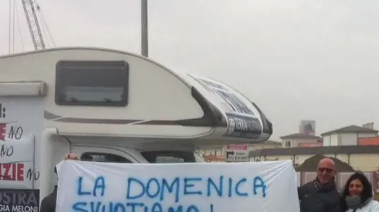 COLUCCI - DINO TOMMASELLA - NOVENTA - PROTESTA COMMESSE PER APERTURE DOMENCIALI