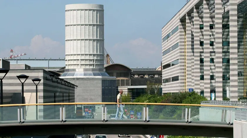 18.08.2006 VENEZIA MARGHERA - VEGA PARK. PARCO SCIENTIFICO TECNOLOGICO. LA TORRE HAMMON E L'EDIFICIO LYBRA. © LAMBERTO FANO/UNIONPRESS