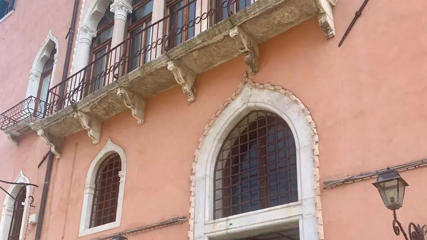 L'ingresso dell'ospedale Fatebenefratelli di Venezia, con le bandiere delle tre sigle