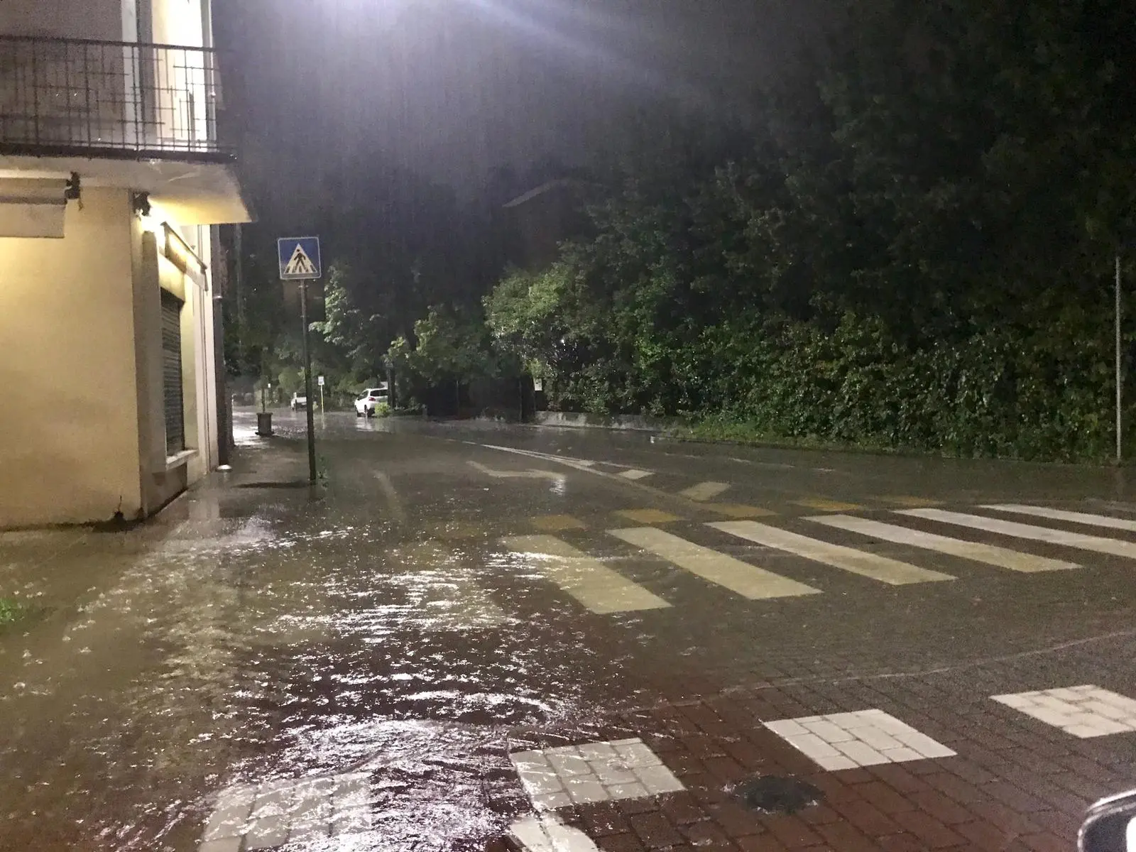 Gruaro flagellata dalla pioggia