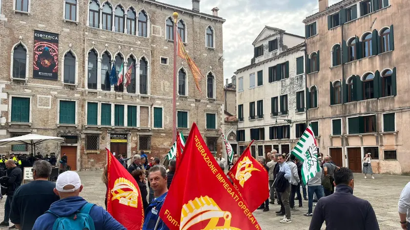 Il corteo per le calli di Venezia dei lavoratori della Superjet