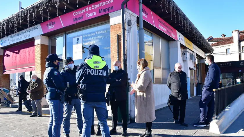 Poliziotti, avvocati, ufficiale giudiziario e mediatori davanti alla biglietteria sotto pignoramento (foto M.Tagliapietra / Interpress)