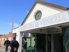 Suicidio di un agente alla questura di Venezia