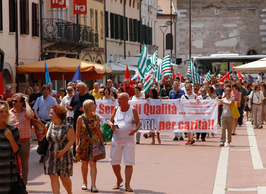 Agenzia Candussi, giornalista Furlan. "Assemblea in movimento" da Piazzale Candiani a Piazzetta Pellicani, Mestre. Cgil, cisl, Iil, CSA, Diccap, Cobas