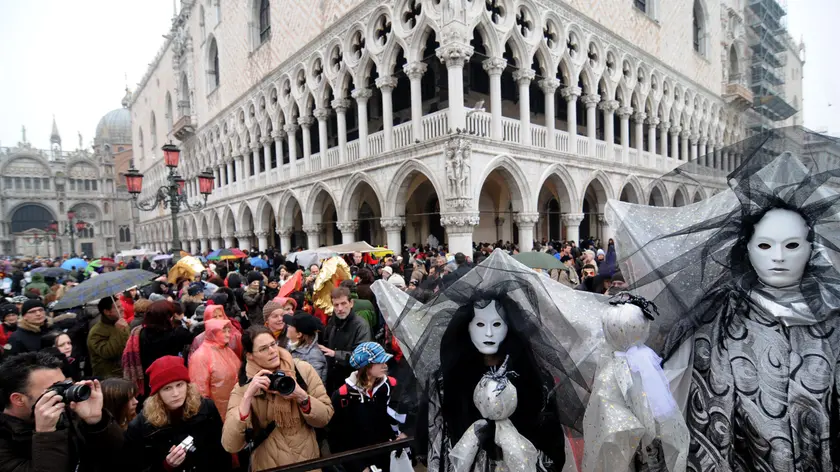 Maschere al Carnevale di Venezia (foto d'archivio): mai più di 20 mila a San Marco