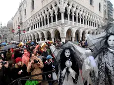 Maschere al Carnevale di Venezia (foto d'archivio): mai più di 20 mila a San Marco