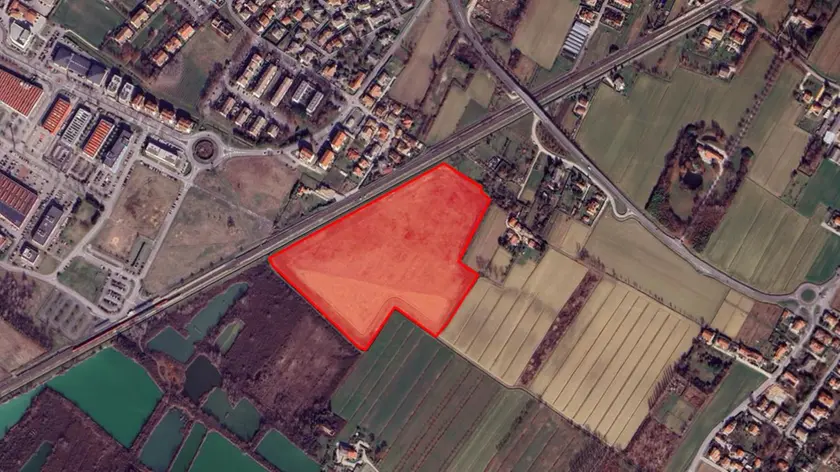 In rosso la zona vicino alla ferrovia dove potrà essere realizzato il nuovo impianto fotovoltaico