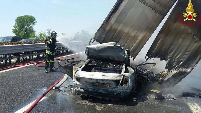 COLUCCI - DINO TOMMASELLA - PORTOGRUARO - INCENDIO CAMION IN A 4 - FOTO VV.FF.