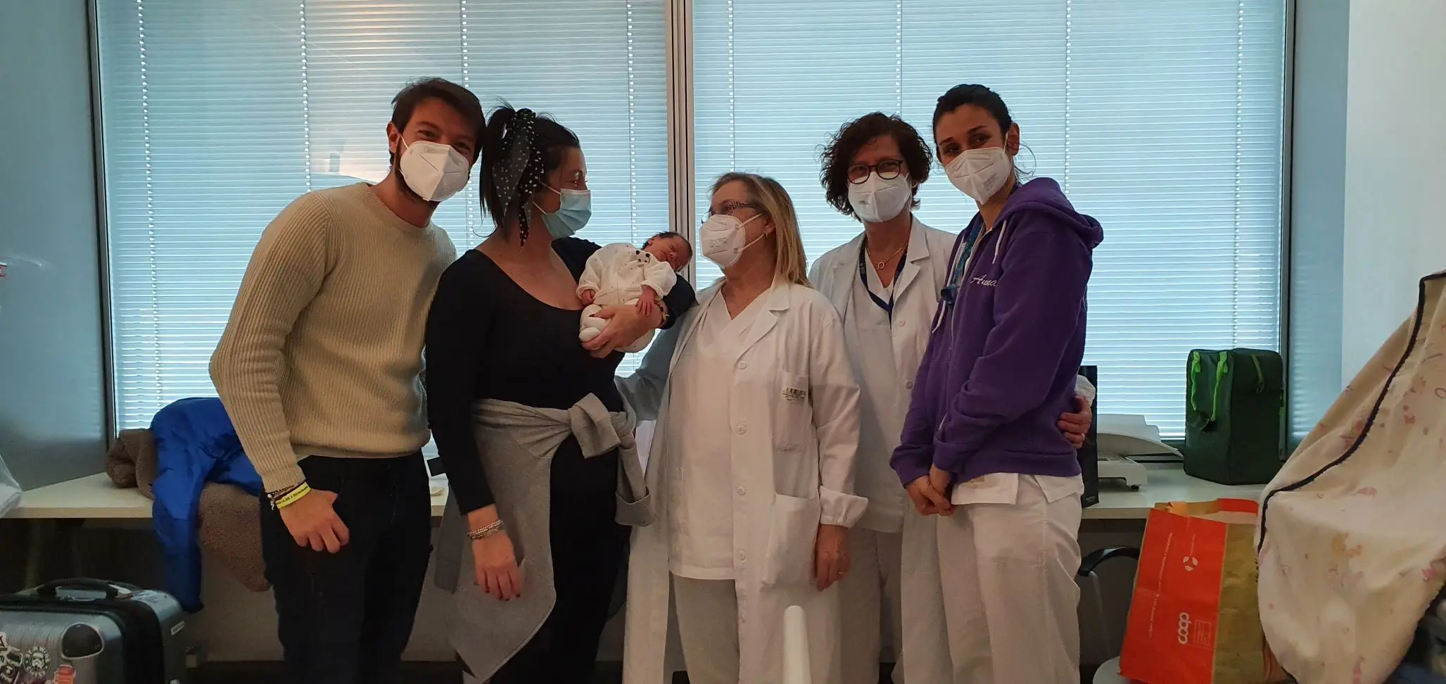 Papà Piero Zane, mamma Camilla Gnata, la piccola Penelope Gnata, la primaria di pediatria e patologia neonatale dell'ospedale dell'Angelo Paola Cavicchioli e la pediatra Michela Chirico