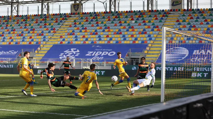 Il gol di Francesco Forte per la vittoria 2-1 del Venezia a Frosinone