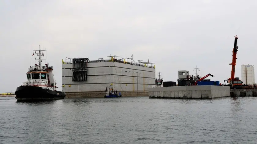 Interpress/Mazzega Vitucci Venezia, 26.08.2014.- Sistema Mose: arrivato a Porto Chioggia l'ultimo cassone.-