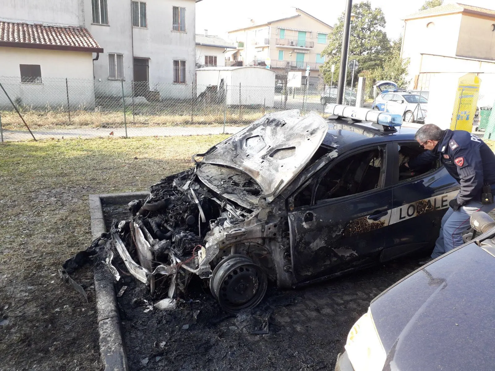 L'auto distrutta dall'incendio a Favaro