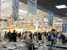 Marcon 12/04/01 centro commerciale Valecenter sciopero dipendenti supermercato Carrefour.. (C) Bertolin M. richiesto da Chiarin