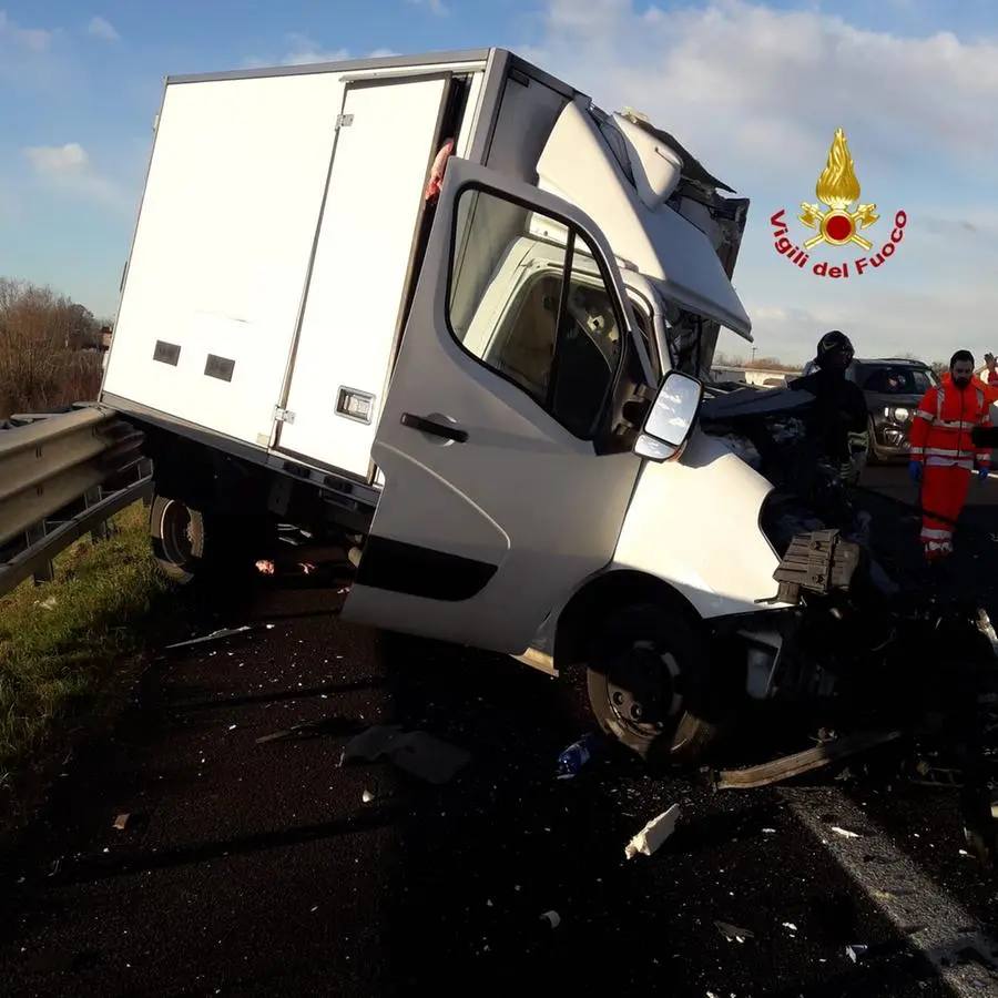 Furgone tampona un camion, un morto in A4 dopo San Stino | La Nuova Venezia