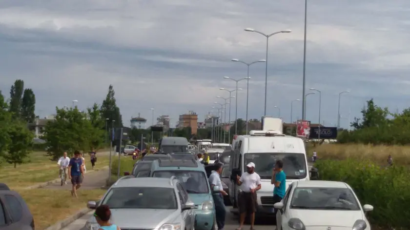 Tutti in coda per l"l'allarme bomba"