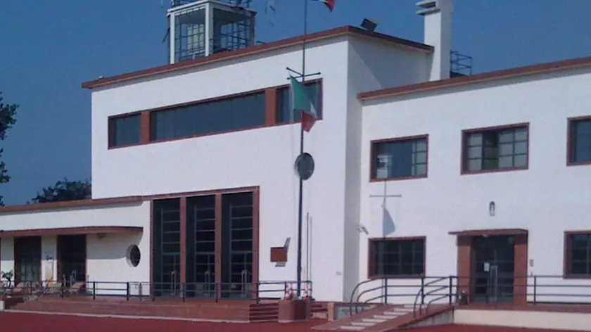 fotografie del piazzale si sosta aeromobili dell'Aeroporto G. Nicelli del Lido di Venezia recentemente realizzato.