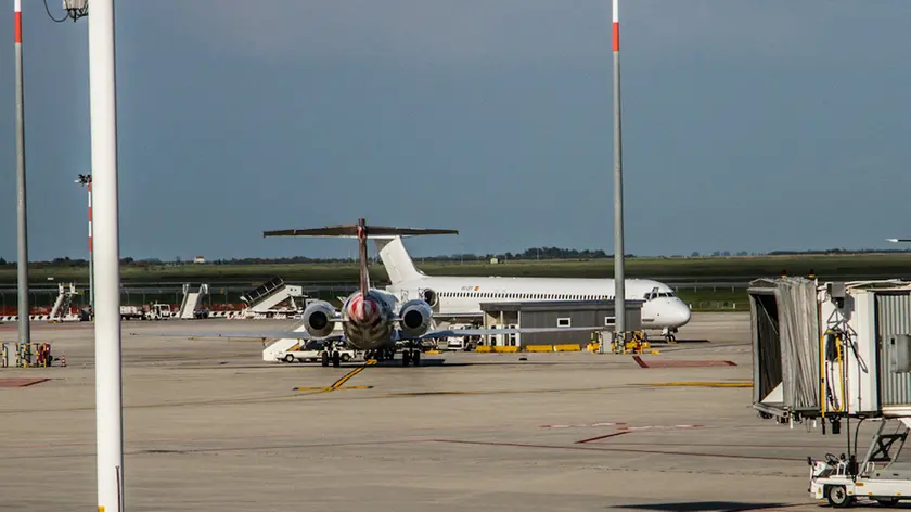 Volo della Vueling Venezia-Barcellona rientrato all'aeroporto Marco Polo poco dopo il decollo per un principio d'incendio al motore destro. Nella foto l'aereo (bianco) incidentato fermo in pista.