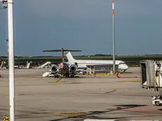 Volo della Vueling Venezia-Barcellona rientrato all'aeroporto Marco Polo poco dopo il decollo per un principio d'incendio al motore destro. Nella foto l'aereo (bianco) incidentato fermo in pista.