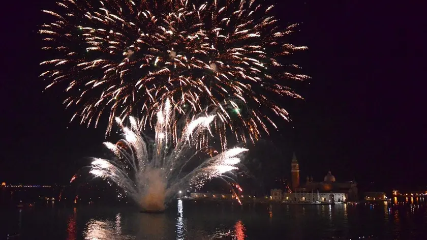 Interpress/Mazzega Veneziam 01.01.2016.-Fuochi in Bacino San Marco per festeggiare il Nuovo Anno 2016