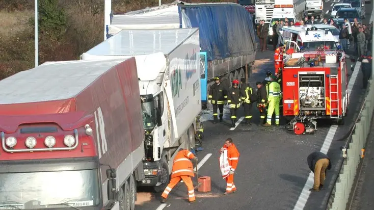 QUARTO D'ALTINO 14/12/2005 tangenziale direzione Mestre incidente tra Tir mortale (C) Bertolin Matteo richiesto da IANNUZZI QUARTO D_ALTINO 14/12/2005 tangenziale direzione Mestre incidente tra Tir mortale