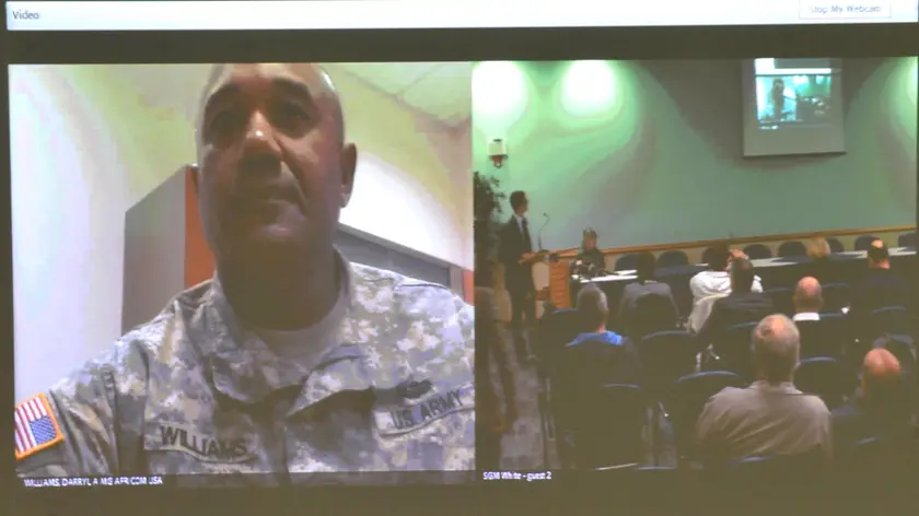 Un momento della videoconferenza del Generale Darryl Williams, comandante della US ARMY AFRICA, che si trova in quarantena insieme ad altri dieci commilitoni all'interno della Caserma EDERLE per il rischio di contagio da Ebola dopo il rientro dalla missione condotta dalla sua unità in Liberia, Vicenza, 28 Ottobre 2014. ANSA/ CLAUDIO MARTINELLI