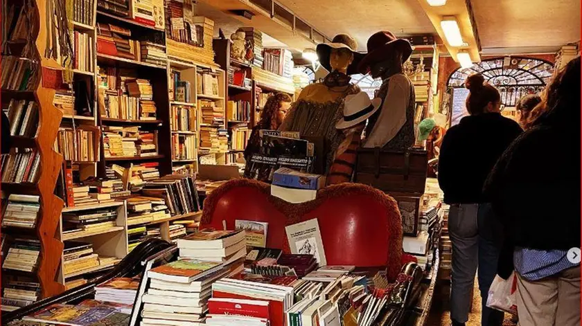 L’interno della libreria Acqua alta