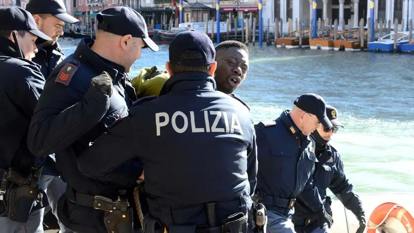Interpress/M.Tagliapietra Venezia 25.02.2017.- Uomo di colore fermato dalla Polizia in stato di escandescenza dopo aver rovesciato i bidoni dell'immondizia in ruga Rialto e calci e pugni ai passanti.