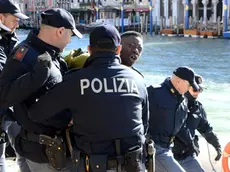Interpress/M.Tagliapietra Venezia 25.02.2017.- Uomo di colore fermato dalla Polizia in stato di escandescenza dopo aver rovesciato i bidoni dell'immondizia in ruga Rialto e calci e pugni ai passanti.