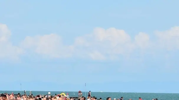 MORSEGO - DINO TOMMASELLA -JESOLO LIDO - SPIAGGIA AFFOLLATA PER LA CALURA