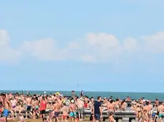 MORSEGO - DINO TOMMASELLA -JESOLO LIDO - SPIAGGIA AFFOLLATA PER LA CALURA