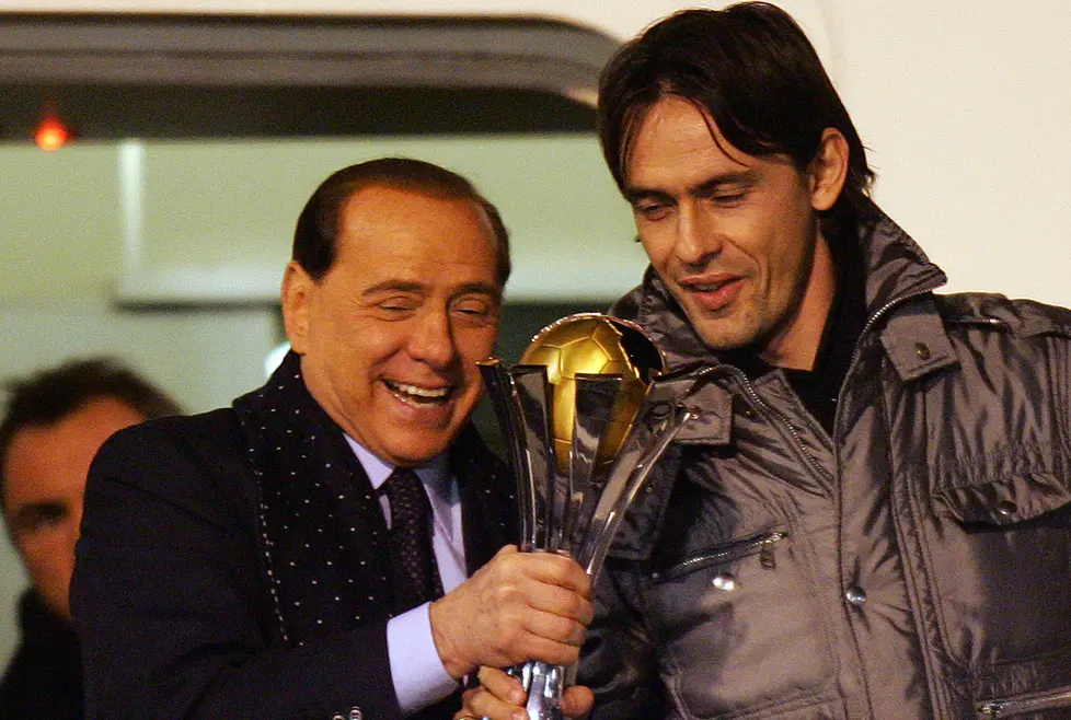 L'attaccante del Milan, Filippo Inzaghi (D) alza la FIFA Club World Cup 2007 assieme al presidente Silvio Berlusconi in una foto del 17 Dicembre 2007. ANSA/MATTEO BAZZI
