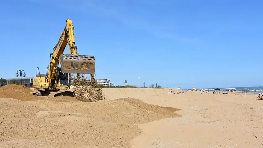 CARRAI - DINO TOMMASELLA - JESOLO - LAVORI DI RIPASCIMENTO - MEZZI IN AZIONE E GENTE AL MARE