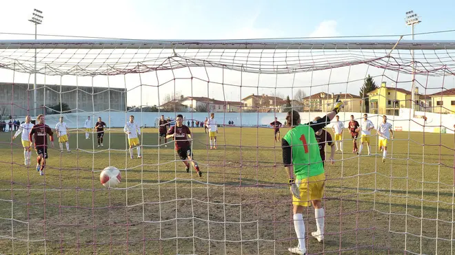 (CRUCCU) PORTOGRUARO 17/02/2013 MATTEO BOEM PORTOGRUARO (MAGLIA GRANATA) VS TREVISO IL GOL DEL N¡10 CUNICO (PORTOGRUARO)