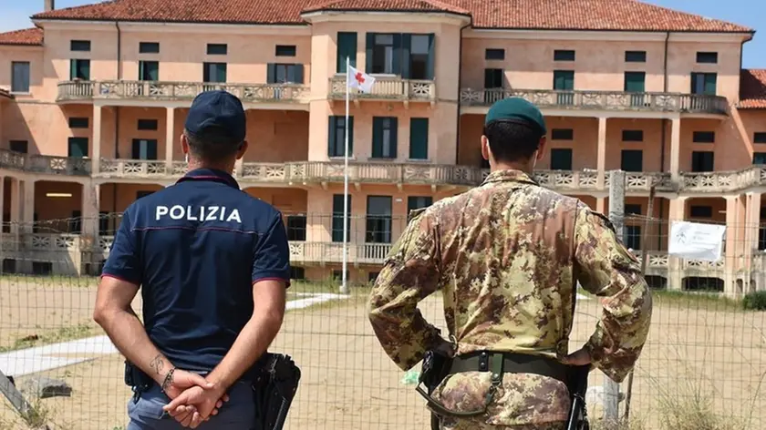 BARON - TOMMASELLA - JESOLO - LA CROCE ROSSA - VALIGIE MIGRANTI - ZONA RETRO PRESIEDIATA
