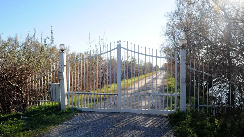 JESOLO LIDO - DINO TOMMASELLA - - COLUCCI - RAPINA IN VIA LIOMAGGIORE civico 8 e 9. Il cancello all'inizio della strada che porta alle abitazioni