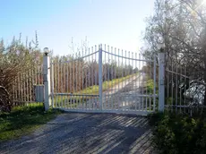 JESOLO LIDO - DINO TOMMASELLA - - COLUCCI - RAPINA IN VIA LIOMAGGIORE civico 8 e 9. Il cancello all'inizio della strada che porta alle abitazioni