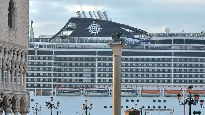 La supernave MSC Divina mentre transita nel bacino san Marco, Venezia, 21 settembre 2013. ANSA/ANDREA MEROLA