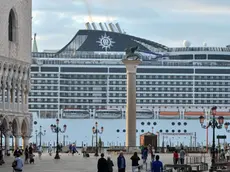 La supernave MSC Divina mentre transita nel bacino san Marco, Venezia, 21 settembre 2013. ANSA/ANDREA MEROLA