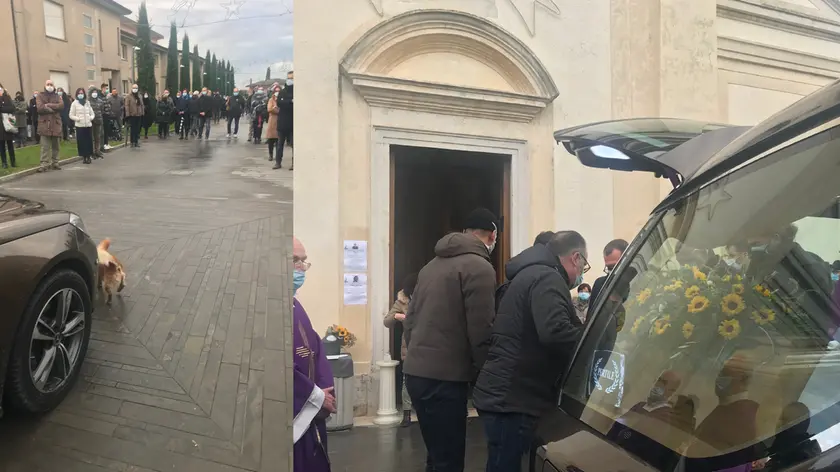Il cagnolino davanti al carro funebre e il feretro ricoperto di girasoli