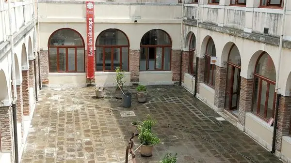 Il chiostro di casa San Giuseppe, a Castello
