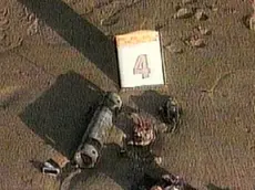I resti della bomba camuffata dentro a un messagio in bottiglia con cui venne gravemente ferito un infermiere mestrino a Caorle