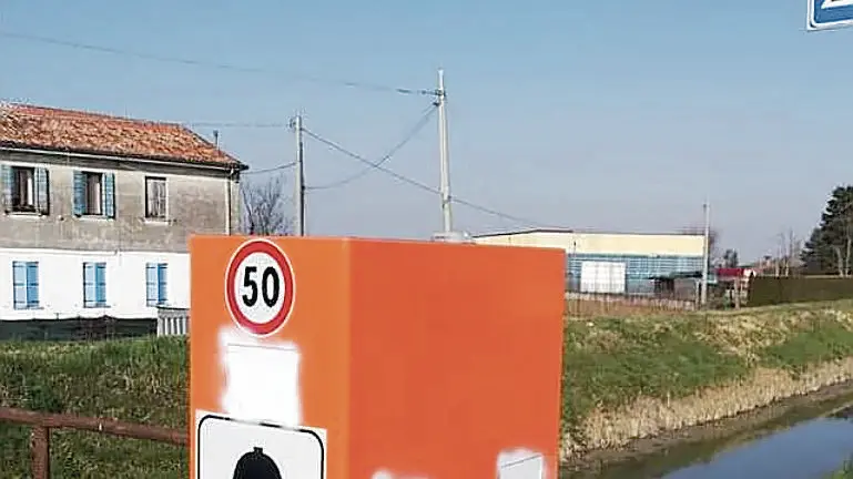 Un impianto velobox per il controllo della velocità, oggetto nei mesi scorsi di un atto vandalico